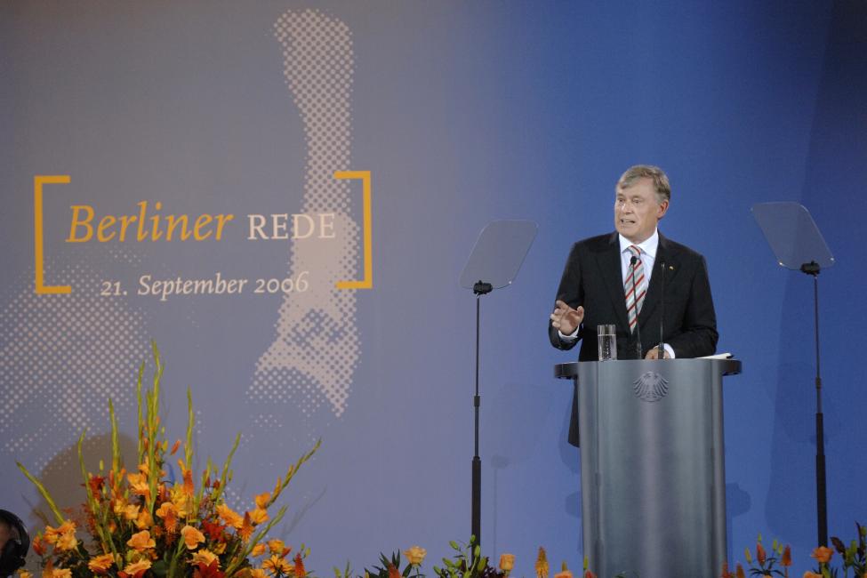 Bundespräsident Horst Köhler bei seiner Berliner Rede 2006 in der Kepler-Oberschule in Berlin-Neukölln